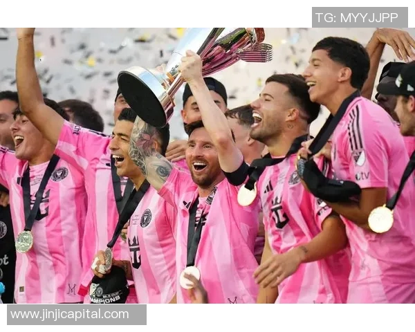 足球明星拿奖杯跳舞图片 足球明星拿奖杯跳舞图片