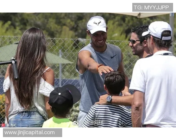 足球明星携妻子甜蜜亮相共享幸福时光引发粉丝热议